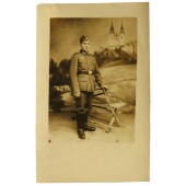Портретное фото солдата-пехотинеца Вермахта в пилотке, кителе м36 и брюках с сапогами